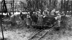 Kobiety więzione w KL Ravensbrück. /Źródło: de.wikipedia