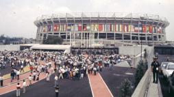 Stadion Azteca podczas Mistrzostw Świata w Piłce Nożnej w 1986 r. Fot. Karl Oppolzer /Źródło: https://commons.wikimedia.org/