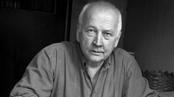 Henryk Bereska w swoim domku letniskowym w Kolbergu. Fot. Heidrun Melinski, CC BY-SA 4.0 <https://creativecommons.org/licenses/by-sa/4.0>, via Wikimedia Commons