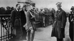 Warszawa 12.05.1926 r. Marszałek Polski Józef Piłsudski w otoczeniu oficerów przed ostatnią przed zamachem stanu rozmową z prezydentem RP Stanisławem Wojciechowskim. Fot. PAP/Reprodukcja