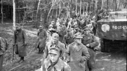 Berlin, 1945 r. Kolumna wojsk niemieckich eskortowana przez polskich żołnierzy opuszcza miasto po kapitulacji Niemiec. Fot. PAP/CAF/Polpress