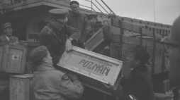 Transport z polską pomocą humanitarną przeznaczoną na Węgry w 1956 r. Fot. PAP/Wiktor Janik