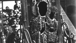 Częstochowa, 4 maja 1966 r. Obchody milenijne, procesja. Nz: Kardynał Stefan Wyszyński. Fot. PAP/Edmund Uchymiak