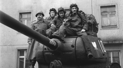 Łódź 5.02.1967 r. Aktorzy z serialu "Czterej pancerni i pies" podczas imprezy dla młodzieży. Od lewej: Janusz Kłosiński, Franciszek Pieczka, Janusz Gajos, Włodzimierz Press, pies Szarik. Fot. PAP/Witold Rozmysłowicz