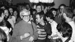 Warszawa 10.1980. Bankiet w Salonie Kultury Niezależnej w mieszkaniu Elżbiety i Pawła Bąkowskich z okazji 100. publikacji Niezależnej Oficyny Wydawniczej NOWa. Nz. m.in. Marcin Jabłoński (3L, z brodą bez okularów), Jan Józef Lipski (5L, siwy w okularach), Jan Lityński (6L, kamizelka w paski), za J. Lityńskim: Jan Tomasz Lipski (L) i Leszek Dymarski (z brodą w okularach), Sergiusz Kowalski (P, uśmiechnięty bez okularów). Fot. PAP/Tomasz Abramowicz