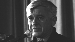 Warszawa, marzec 1981 r. Jan Józef Lipski podczas odczytu "Marzec 68". Fot. PAP/Mariusz Szyperko 