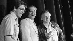 Cannes, Francja, maj 1981. 34. Międzynarodowy Festiwal Filmowy w Cannes. Konferencja prasowa twórców filmu pt. "złowiek z żelaza". Od lewej: Jerzy Radziwiłowicz, Andrzej Wajda, Marian Opania. Fot. PAP/Jerzy Kośnik