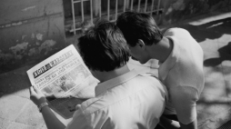 Warszawa, maj 1981. Mężczyźni czytają dziennik "Życie Warszawy" (wyd. z 14 maja 1981 r.), informujący na pierwszej stronie o zamachu na życie papieża Jana Pawła II, do którego doszło 13 maja na placu św. Piotra w Rzymie. Fot. PAP/Afa Pixx/Zenon Żyburtowicz