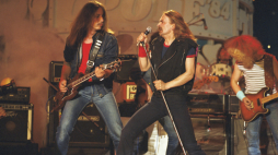 Opole 21.06.1984. XXI Krajowy Festiwal Piosenki Polskiej. Nz. występ zespołu TSA, gitarzysta Stefan Machel (1L) i wokalista Marek Piekarczyk (2L). Fot. PAP/Wojciech Kryński 