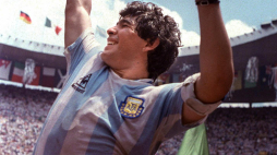 Diego Maradona unosi trofeum Mistrzostw Świata po zwycięstwie Argentyny w Mistrzostwach Świata w Meksyku w 1986 roku. Fot. PAP/EPA