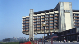 Kraków 09.1988. Nowoczesny czterogwiazdkowy hotel Forum wybudowany według projektu Janusza Ingardena w latach 1978-1989. wb PAP/Jerzy Ochoński 