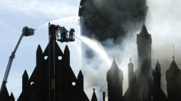 Gdańsk, 22.05.06.Akcja ratunkowa. Płonie kościół św. Katarzyny w Gdańsku. Pożar wybuchł tuż przed godz. 15.00. Fot. PAP/Stefan Kraszewski