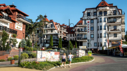 Krynica Morska, 18.07.2019 r. Miasto na Mierzei Wiślanej, między Zatoką Gdańską a Zalewem Wiślanym. Na zdjęciu: Hotel Continental Aqua&Spa, kompleks apartamentowy Margo Krynica. Fot. PAP/Tytus Żmijewski