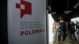 Otwarcie wystawy „To, czego nie widać” w Muzeum J.J. Pinsla we Lwowie w 2024 r. Zaprezentowano m.in. odrestaurowaną rzeźbę Chrystusa Frasobliwego z Kaplicy Boimów. Odnowienie dzieła było możliwe dzięki finansowaniu i pracy Instytutu Polonika. Fot. PAP/Vitaliy Hrabar