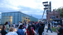 Noc Muzeów 2024. Kolejka osób oczekujących na zwiedzanie Muzeum Śląskiego w Katowicach. Fot. PAP/Kasia Zaremba