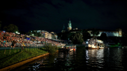 Nocny spektakl na Wiśle w Krakowie. Fot. PAP/Łukasz Gągulski