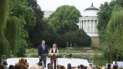 Prezydent RP Karol Nawrocki (L) oraz pierwsza dama Marta Nawrocka (P) podczas spotkania z cyklu "Narodowe Czytanie" w Ogrodzie Saskim w Warszawie w 2025 r. Lekturą była poezja Jana Kochanowskiego. Fot. PAP/Marcin Obara