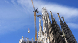 Bazylika Sagrada Familia w Barcelonie w ostatniej fazie budowy. Fot. PAP/EPA/EFE/Enric Fontcuberta