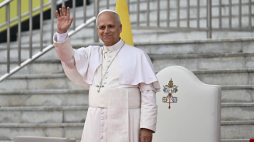 Papież Leon XIV macha podczas spotkania ze światem kultury na kampusie Leon XIV Uniwersytetu Narodowego w Malabo w Gwinei Równikowej, 21 kwietnia 2026 r. Fot. EPA/LUCA ZENNARO