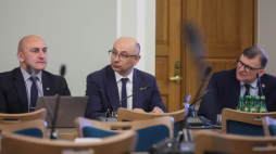 Mateusz Szpytma (w środku) na posiedzeniu sejmowej komisji sprawiedliwości. Fot. PAP/Leszek Szymański 
