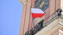 Uroczystość podniesienia Flagi Państwowej na Wieży Zegarowej Zamku Królewskiego w Warszawie z okazji Dnia Flagi Rzeczypospolitej oraz Polonii i Polaków za Granicą, 2 bm. Fot. PAP/Piotr Nowak