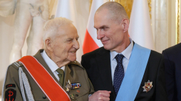 Odznaczony Krzyżem Wielkim Orderu Odrodzenia Polski mjr Jakub Nowakowski ps. Tomek (L) i odznaczony Orderem Orła Białego dziennikarz i działacz mniejszości polskiej na Białorusi Andrzej Poczobut (P) na uroczystości wręczenia odznaczeń państwowych na Zamku Królewskim w Warszawie. Fot. PAP/Paweł Supernak