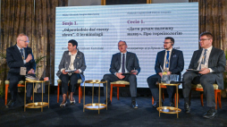Polsko-Ukraiński Kongres Historyczny w Baranowie Sandomierskim. Od lewej: dr Łukasz Kamiński, prof. Natalia Starczenko, wiceprezes Instytutu Pamięci Narodowej Karol Polejowski, prezes Ukraińskiego Instytutu Pamięci Narodowej Oleksandr Ałfiorow i dr Łukasz Adamski. Fot. PAP/Darek Delmanowicz