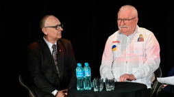 Jerzy Borowczak (z lewej) i Lech Wałęsa (z prawej) podczas uroczystości w Białogardzie. Fot. PAP/Marcin Bielecki 