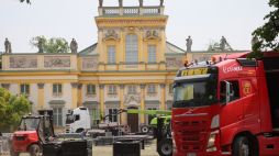 Demontaż sceny po imprezie techno na terenie muzeum w Wilanowie. Fot. PAP/Leszek Szymański