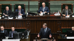 Marszałek Sejmu Włodzimierz Czarzasty (C góra) i wiceprezes PiS Przemysław Czarnek (C dół) na sali posiedzeń Sejmu. Fot. PAP/Radek Pietruszka