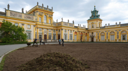 Rekultywacja przed Muzeum Pałacu Króla Jana III w Wilanowie w Warszawie. Fot. PAP/Paweł Supernak 
