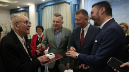 Wręczenie kpt. Władysławowi Dąbrowskiemu upominku od premiera w trakcie obchodów 82. rocznicy bitwy o Monte Cassino. Fot. PAP/Albert Zawada