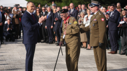 Prezydent RP Karol Nawrocki (L) oraz kapitan Władysław Dąbrowski (C) podczas Apelu Poległych na Polskim Cmentarzu Wojennym pod Monte Cassino, 18 bm. Para prezydencka RP bierze udział w obchodach 82. rocznicy bitwy o Monte Cassino. Fot. PAP/Leszek Szymański