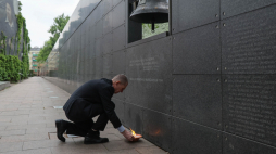 Dziennikarz i działacz mniejszości polskiej na Białorusi Andrzej Poczobut zapala znicz przed dzwonem „Monter” podczas wizyty w Muzeum Powstania Warszawskiego w Warszawie, 19 bm. Fot. PAP/Paweł Supernak