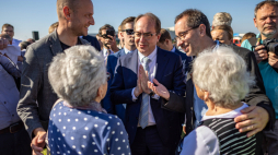 Niemiecki minister spraw wewnętrznych Alexander Dobrindt (w środku) wita Milenę Grenfell-Baines i Evę Paddock, obie spośród dzieci uratowanych przez Sir Nicholasa Wintona przed II wojną światową, podczas uroczystości upamiętniających ofiary wypędzenia przy zbiorowej mogile w ramach Marszu Pojednania w Pohorelicach w Czechach, 23 maja 2026 r. Fot. EPA/MARTIN DIVISEK Strona: PAP/EPA