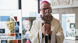 Abp Adrian Galbas podczas wprowadzenia do kaplicy sejmowej relikwii kard. Stefana Wyszyńskiego. Fot. PAP/Albert Zawada