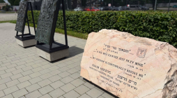 Kamień pozostawiony w Miejscu Pamięci przez prezydenta Izraela Chaima Herzoga w 1992 r. Fot. auschwitz.org