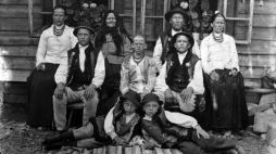 Fotografia grupowa rodziny góralskiej, lata 1920 - 1930./NAC
