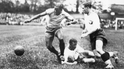 Mistrzostwa Świata w Piłce Nożnej we Francji w 1938 r. Mecz Polska - Brazylia. Widoczni: Antoni Gałecki (leży), Władysław Szczepaniak (z prawej) i Leonidas da Silva (z lewej)./NAC