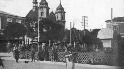 Chełm. Ul. Lubelska, widoczny kościół Rosesłania św. Apostołów
