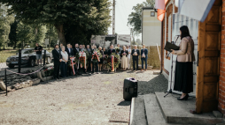Uczestnicy uroczystości przed dawną szkołą w Borze. Fot. Fundacja Pobliskie Miejsca Pamięci Auschwitz-Birkenau