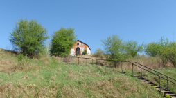 Cmentarz żydowski w Warce - widoczny jest ohel cadyka. Fot. wikipedia