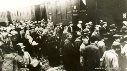 Więźniowie z pierwszego transportu Polaków do KL Auschwitz na dworcu kolejowym w Tarnowie. Fot./Źródło: Państwowe Muzeum Auschwitz-Birkenau