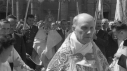 Procesja Bożego Ciała w Warszawie w 1947 roku. Obok prymasa Augusta Hlonda idzie w wojskowym mundurze premier Piotr Jaroszewicz. Fot. PAP/CAF