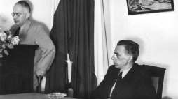 Warszawa, 1952. I Sesja Zgromadzenia Ogólnego Polskiej Akademii Nauk (PAN) w Pałacu Staszica przy ul. Nowy Świat. Nz. ekonomista profesor Oskar Lange (L) i sekretarz naukowy PAN, matematyk profesor Stanisław Mieczysław Mazur.  Fot. PAP/Antoni Nowosielski