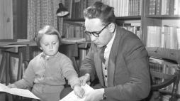 Warszawa, 1955 r. Prozaik, scenarzysta i reżyser filmowy, Tadeusz Konwicki z córką Marią. Fot. PAP/Stanisław Dąbrowiecki