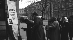 Warszawa, 10/11.1956 r. Punkt pomocy dla Węgrów. Fot. PAP/CAF