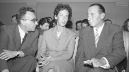 Poznań, październik 1956. Od lewej: docent Zakładu Prawa Polskiej Akademii Nauk Gustaw Auscaler, dr Aleksandra Flatau-Kowalska i adwokat, przewodniczący Komisji Prawniczej Ligi Ochrony Praw Człowieka Julis Wolf na sali rozpraw Sądu Wojewódzkiego podczas procesów poznańskich. Fot. PAP/Wojciech Kondracki