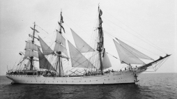Gdynia, „Dar Pomorza” wpływa do portu. dl PAP/CAF/Janusz Uklejewski