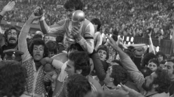 Argentyna Buenos Aires 25.06.1978. XI Mistrzostwa Świata w Piłce Nożnej (1.06-25.06.1978 r.). Argentyna po wygranym (po dogrywce) meczu finałowym z Holandią (3:1) na Estadio Monumental została Mistrzem Świata. Nz. argentyński obrońca Daniel Passarella z trofeum. Fot. PAP/Zbigniew Matuszewski